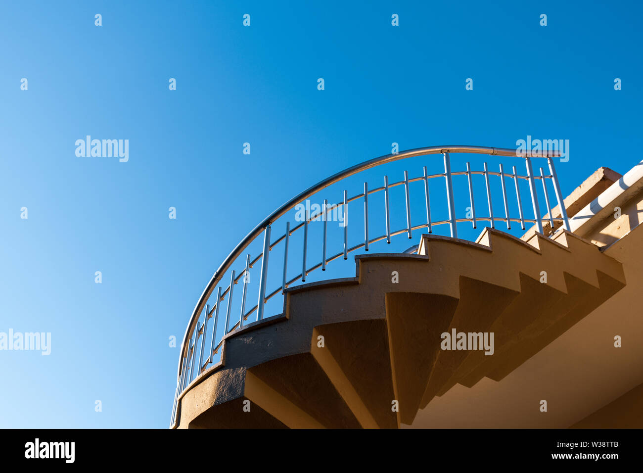 Escalera De Caracol De Acero Pasamanos Inox Elemento De Diseno Fotografia De Stock Alamy