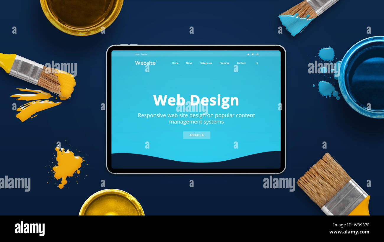 Tablet moderno en un escritorio azul con diseño plano creativo tema od web  design studio. Concepto de crear sitios web modernos. Brochas de color y  cuadros besid Fotografía de stock - Alamy
