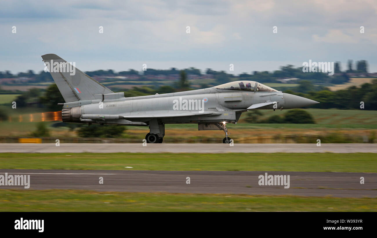 Yeovilton, Reino Unido. El 13 de julio de 2019. Un RAF Eurofighter Typhoon FGR4 despegue en el airshow en Yeovilton. Crédito: Matthew Lofthouse/Alamy Live News Foto de stock