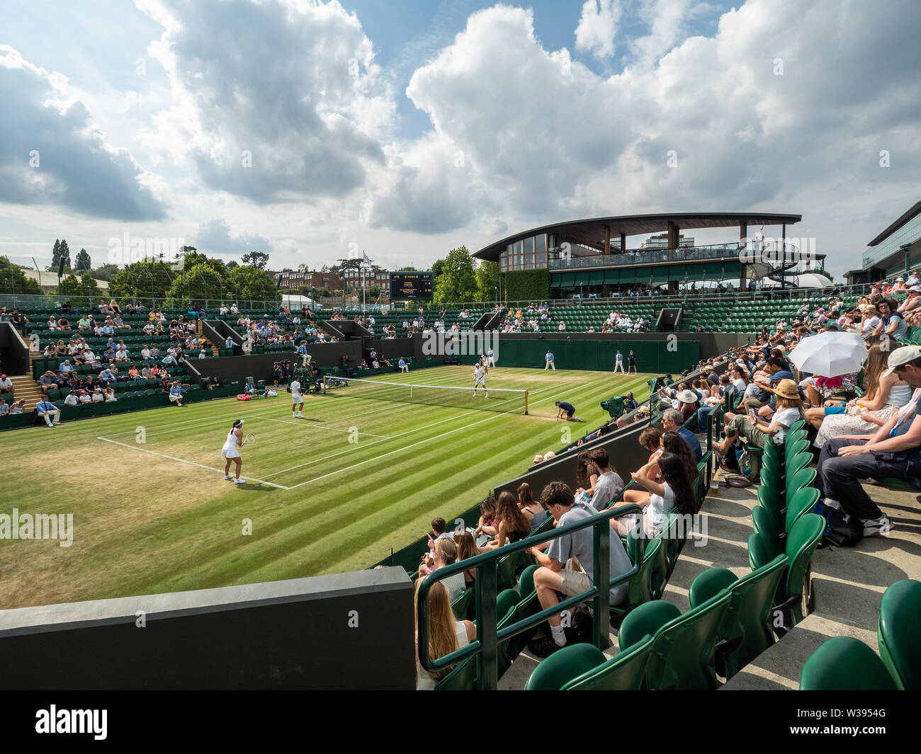 Partido de dobles mixtos en el torneo de tenis de Wimbledon, Londres, Inglaterra Foto de stock