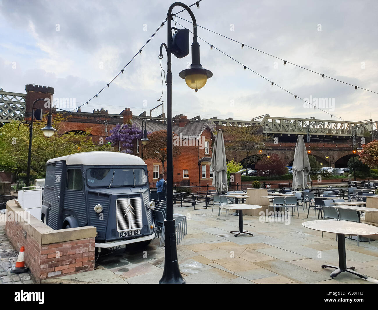 Manchester, Reino Unido - 25 de abril de 2019: Condiciones Atmosféricas escena de un clásico Citroën H Van en el área de Manchester Castlefield Foto de stock