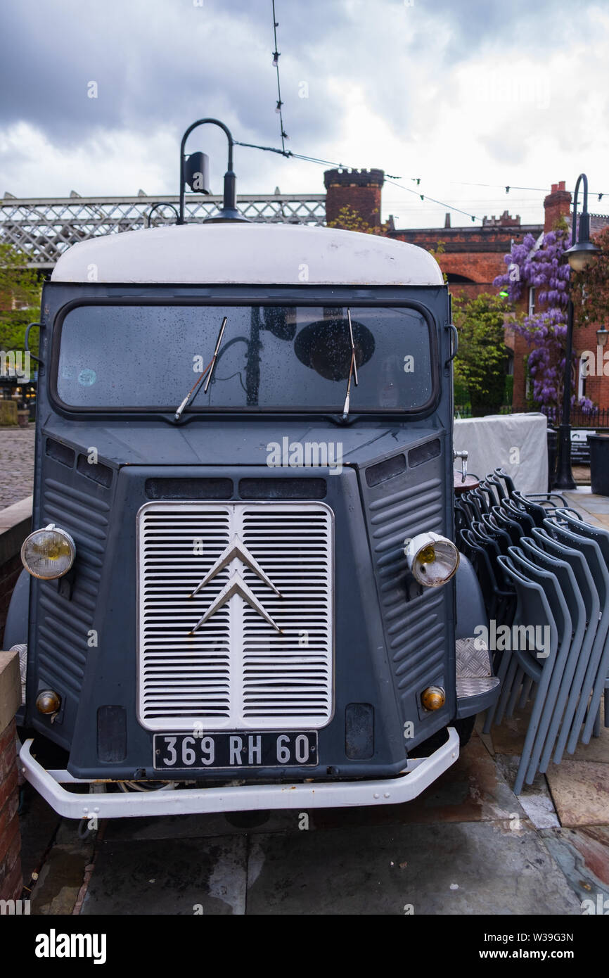 Manchester, Reino Unido - 25 de abril de 2019: Condiciones Atmosféricas escena de un clásico Citroën H Van en el área de Manchester Castlefield Foto de stock