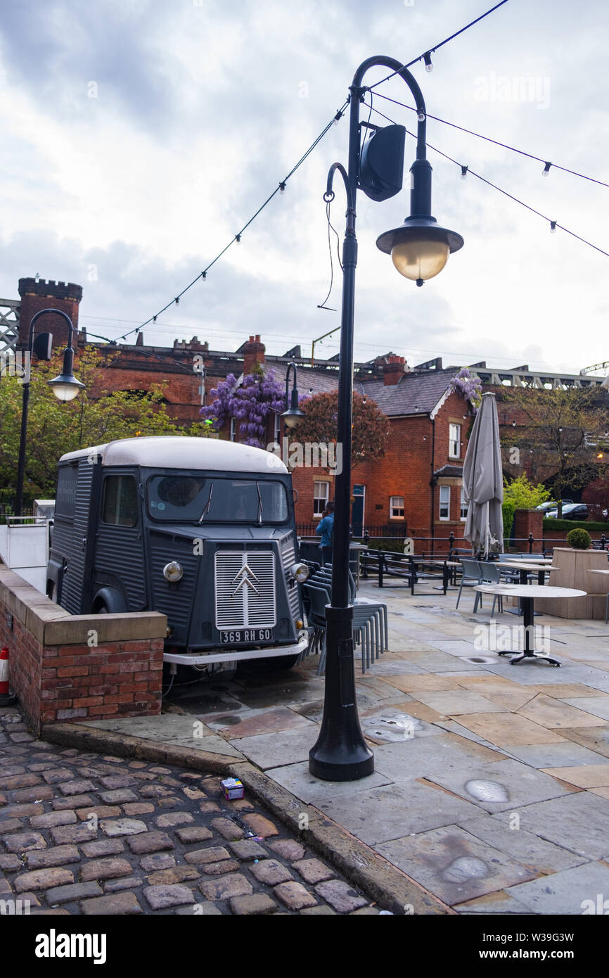 Manchester, Reino Unido - 25 de abril de 2019: Condiciones Atmosféricas escena de un clásico Citroën H Van en el área de Manchester Castlefield Foto de stock