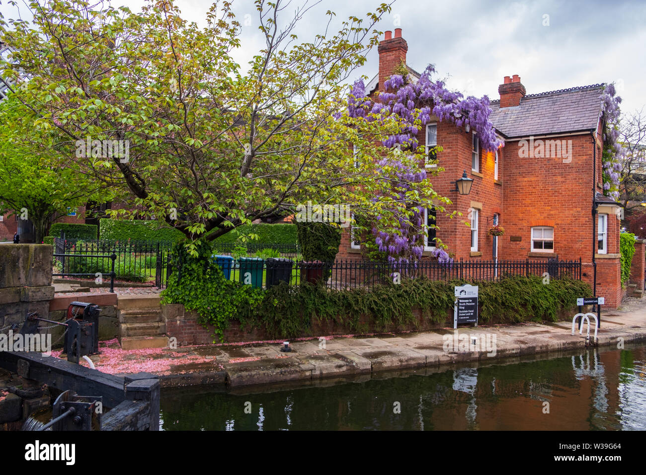 Manchester, Reino Unido - 25 de abril de 2019: Escena atmosférica del sistema canal Victoriano restaurado en el área de Manchester Castlefield Foto de stock