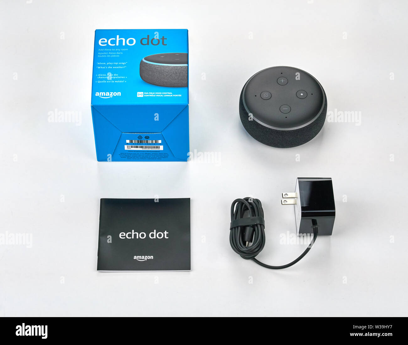 MONTREAL, Canadá - 17 de diciembre de 2018: Amazon Eco Dot unboxed sobre fondo blanco. Amazon Eco y Eco Dot son una marca de altavoces inteligentes desarrollados Foto de stock