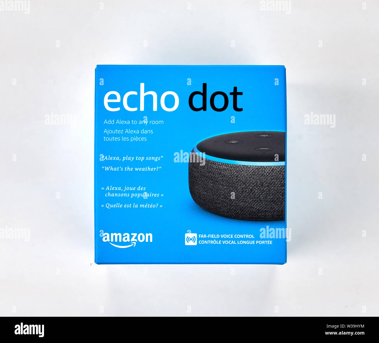 MONTREAL, Canadá - 17 de diciembre de 2018: Amazon Eco y Eco Dot con cuadro sobre fondo blanco. Amazon Eco y Eco Dot son una marca de altavoces inteligentes Foto de stock