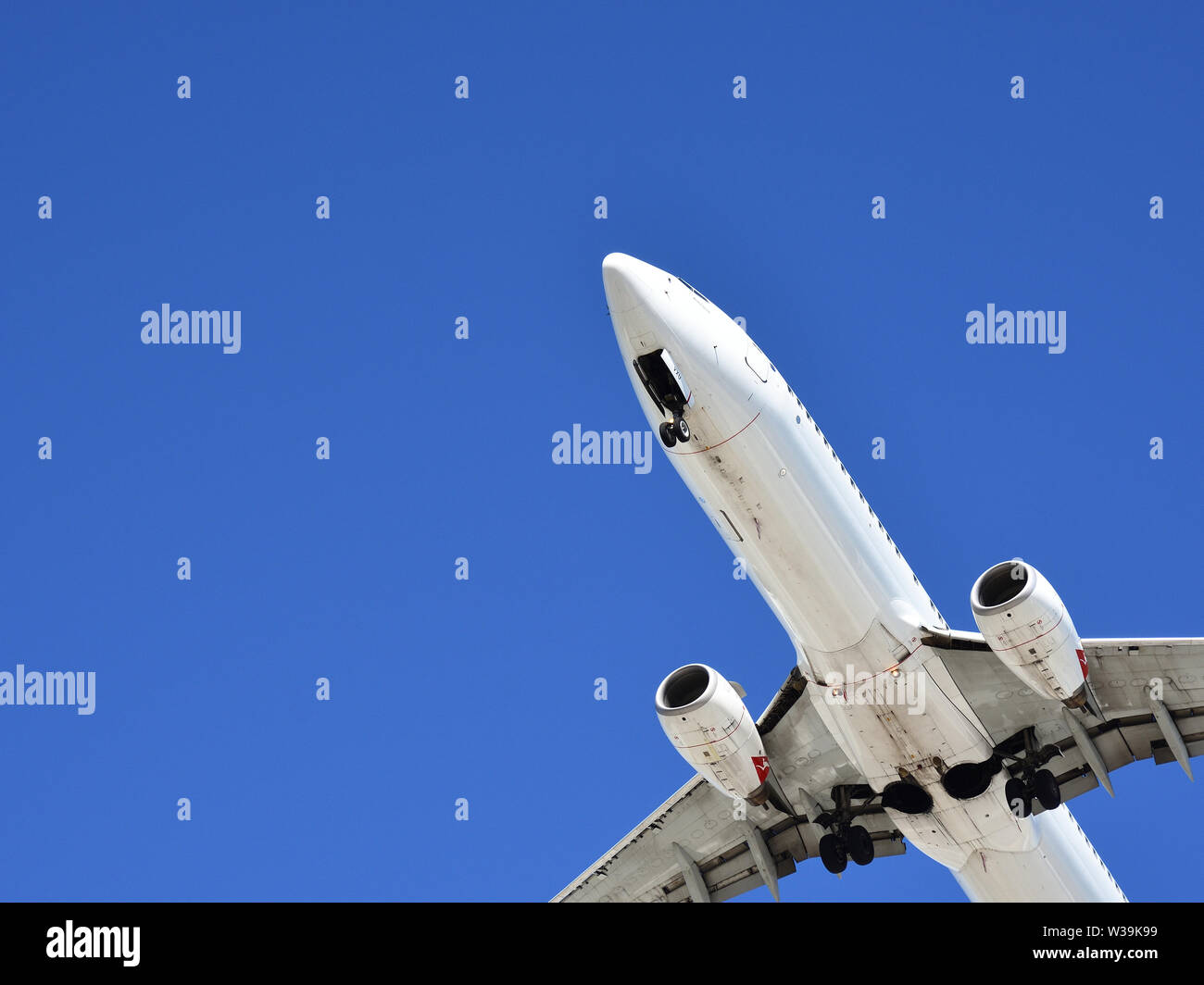 Boeing 737 de Qantas Airways, en la aproximación al aeropuerto de Perth. Espacio para el texto. Foto de stock
