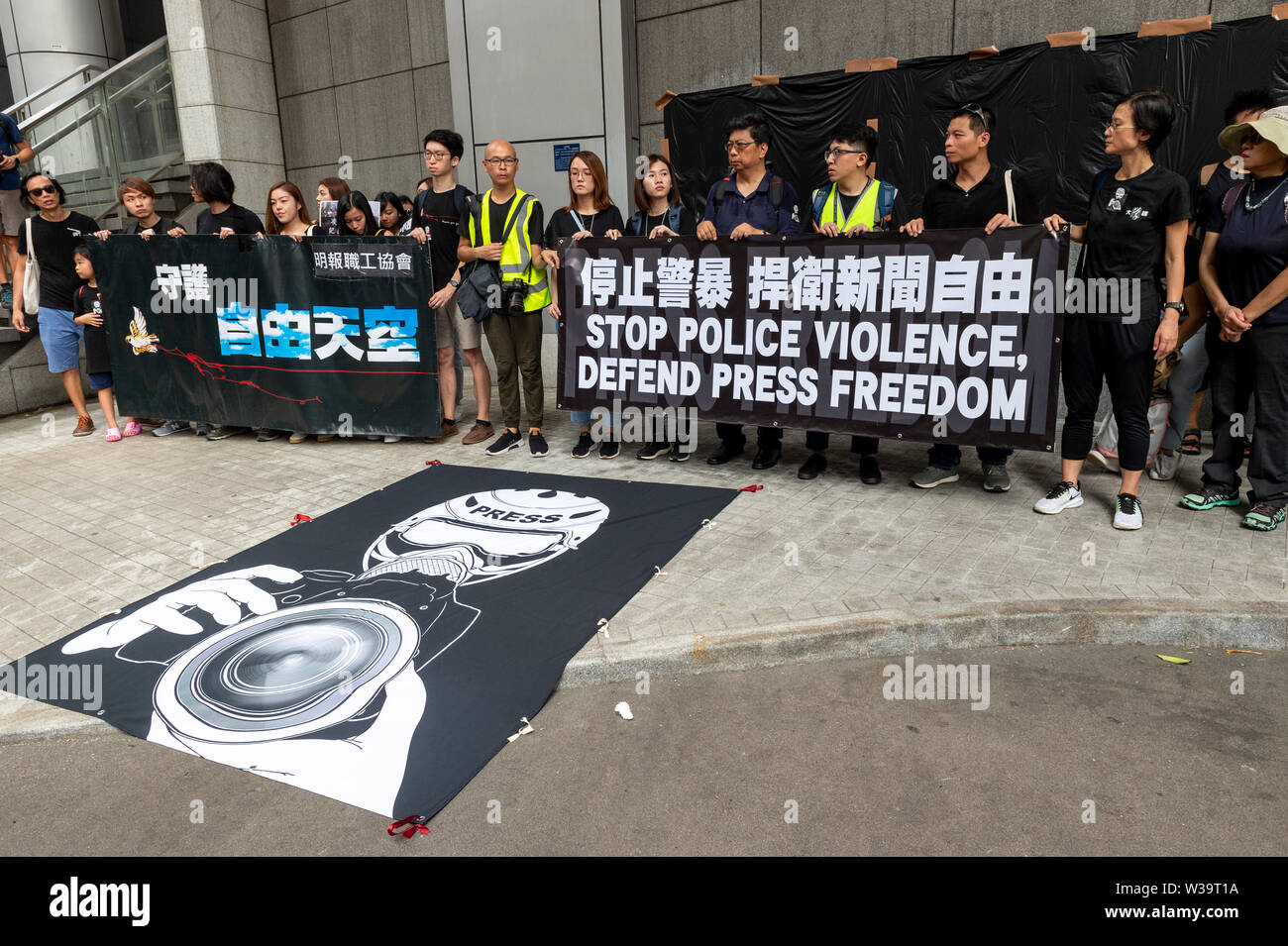 Hong Kong, China. El 14 de julio, 2019. Marcha silenciosa en Hong Kong para parar la violencia y defender la libertad de prensa se ve prensa, estudiantes de periodismo y sus educadores tanto en el pasado como en la actualidad se reúnen para protestar. Los manifestantes fuera de la Sede de la policía. La multitud vestía todo de negro, en una muestra de solidaridad. Crédito: Jayne Russell/Alamy Live News Foto de stock