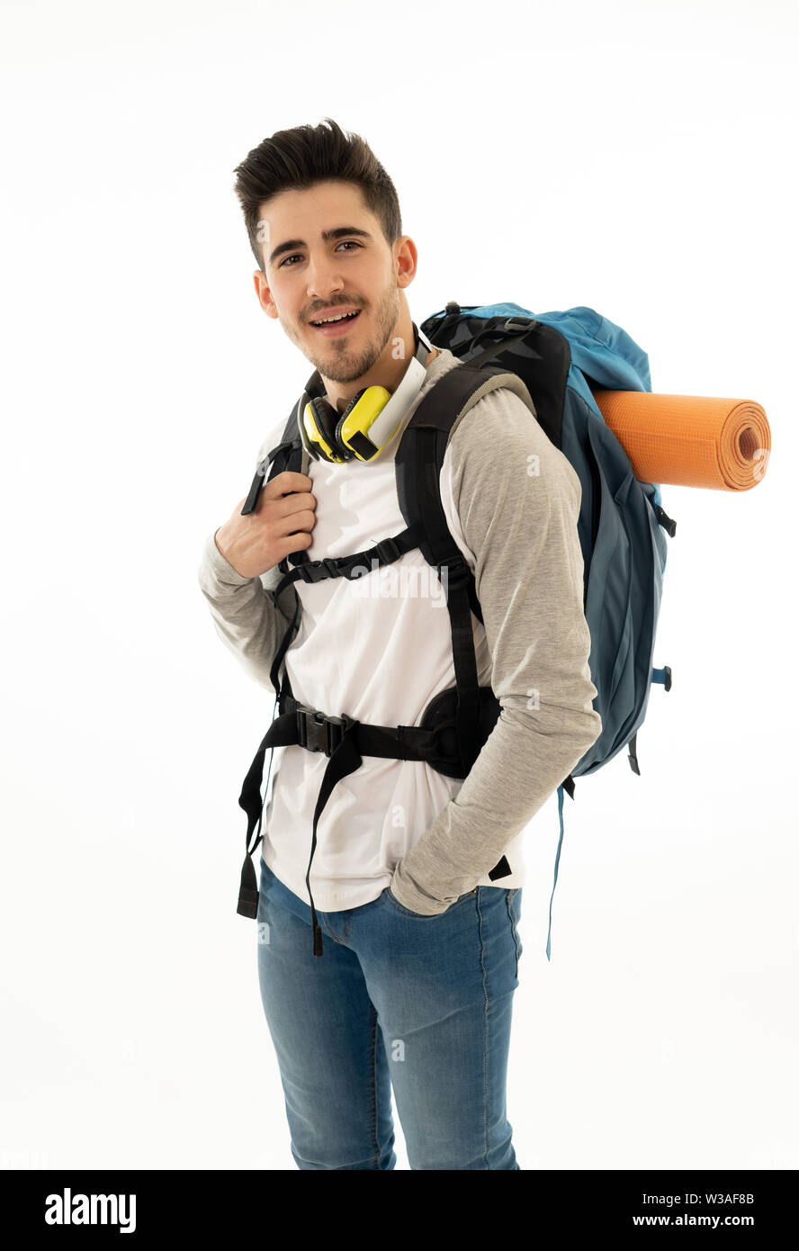 Retrato del hombre latino fresco feliz con mochila aislado sobre fondo  blanco. Al viajar por el mundo, los jóvenes y viviendo el sueño, vacaciones  estudiante exch Fotografía de stock - Alamy