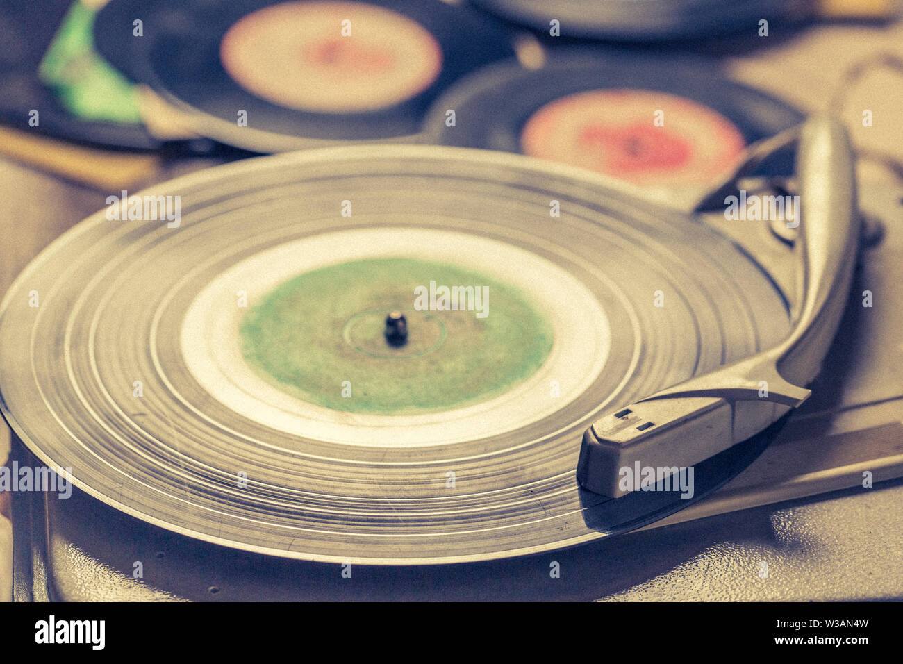 Tocadiscos retro y viejos discos de vinilo rayado Fotografía de stock -  Alamy