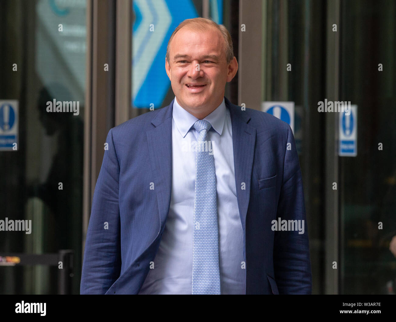 Londres, Reino Unido. El 14 de julio, 2019. Leadeship contrincante Demócrata Liberal, Ed Davey, deja la BBC Studios después de aparecer en "Andrew Marr Show televisivo'. Crédito: Tommy Londres/Alamy Live News Foto de stock