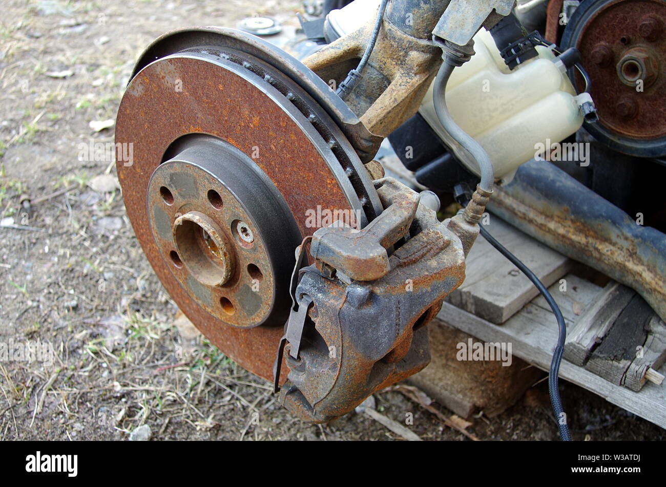 Diferentes piezas de autos usados como discos de freno oxidado, ejes,  muelles y piezas del motor Fotografía de stock - Alamy