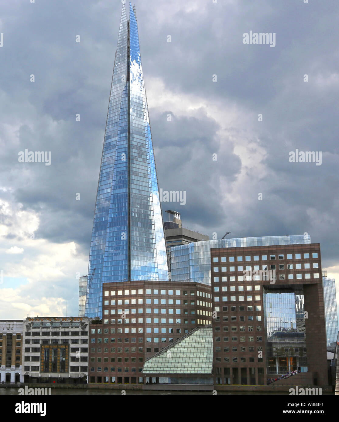 Londres, Gran Bretaña - Mayo 23, 2016: El Shard London Bridge, diseñado por  el arquitecto italiano Renzo Piano, el edificio más alto de la Unio Europea  Fotografía de stock - Alamy