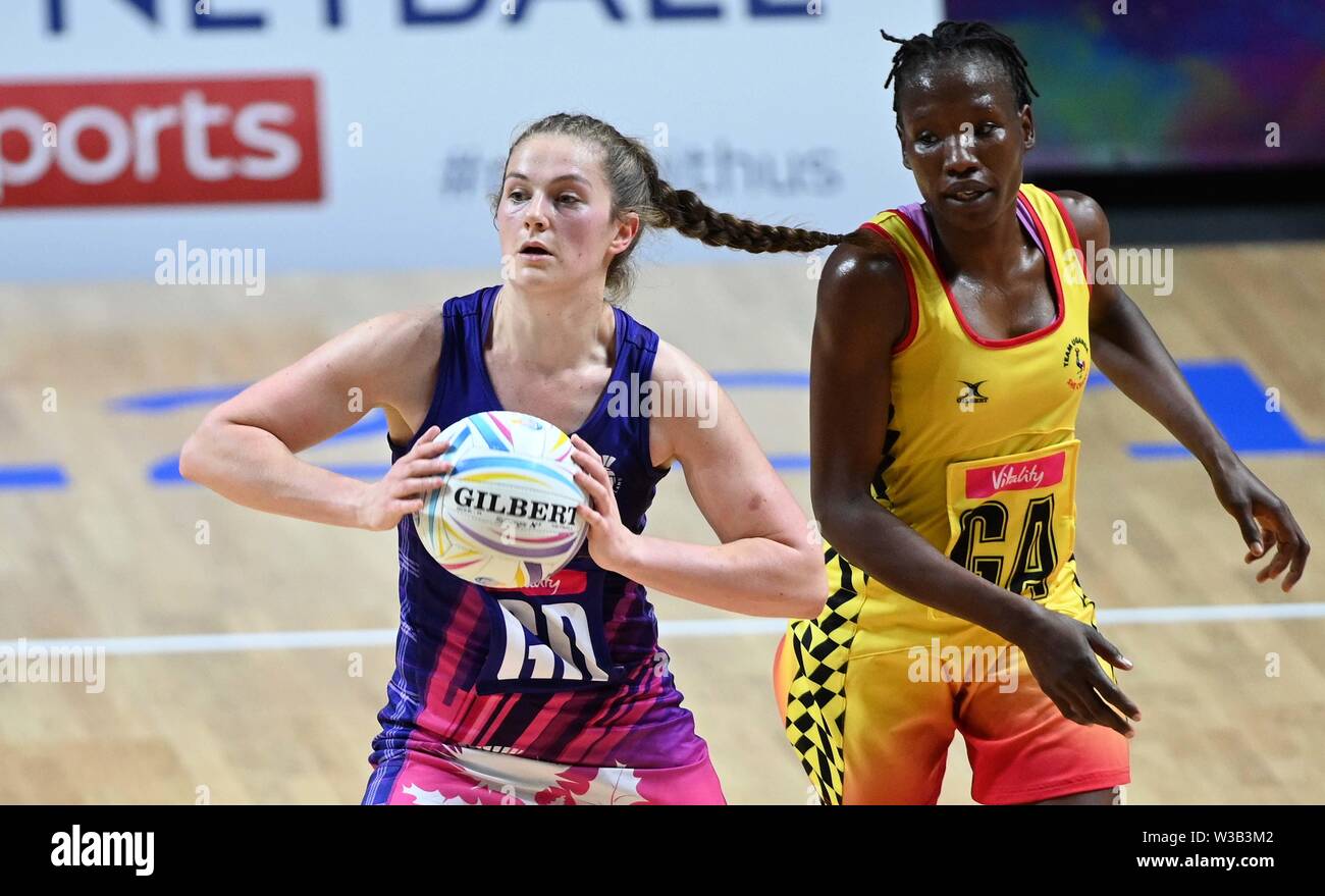 Liverpool, Reino Unido. El 14 de julio de 2019. Emily Nicholl (Escocia) y Stella Oyella (Uganda) durante el juego preliminar entre Uganda y Escocia en la Copa del Mundo de baloncesto. M y S arena, Liverpool. Merseyside. En el Reino Unido. Garry Bowdenh crédito/SIP/agencia fotos Alamy live news. Foto de stock