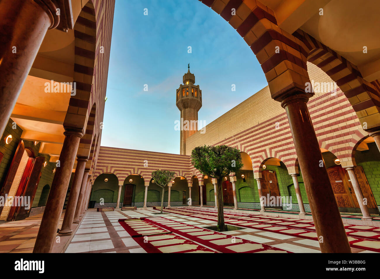 Hermosa Masjid en Dammam, vista interior. Ciudad Dammam, Arabia Saudita Foto tomada el mes de noviembre 02 de 2018. Foto de stock
