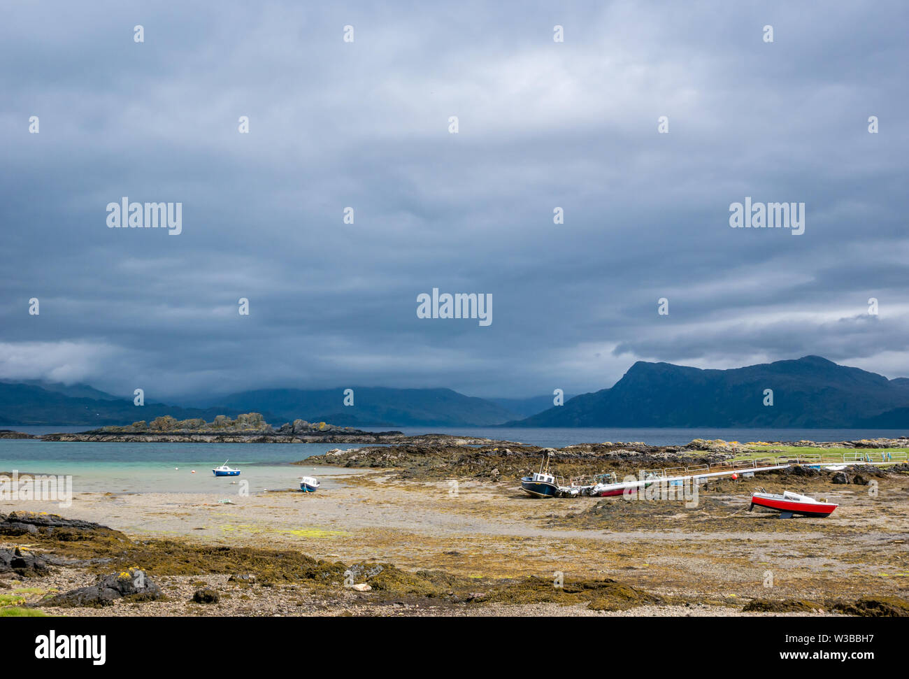 Vista a través de Sound of Sleat con moody y barcos en Sky Harbor, Ardvasar, Isla de Skye, Scottish Highlands, Scotland, Reino Unido Foto de stock