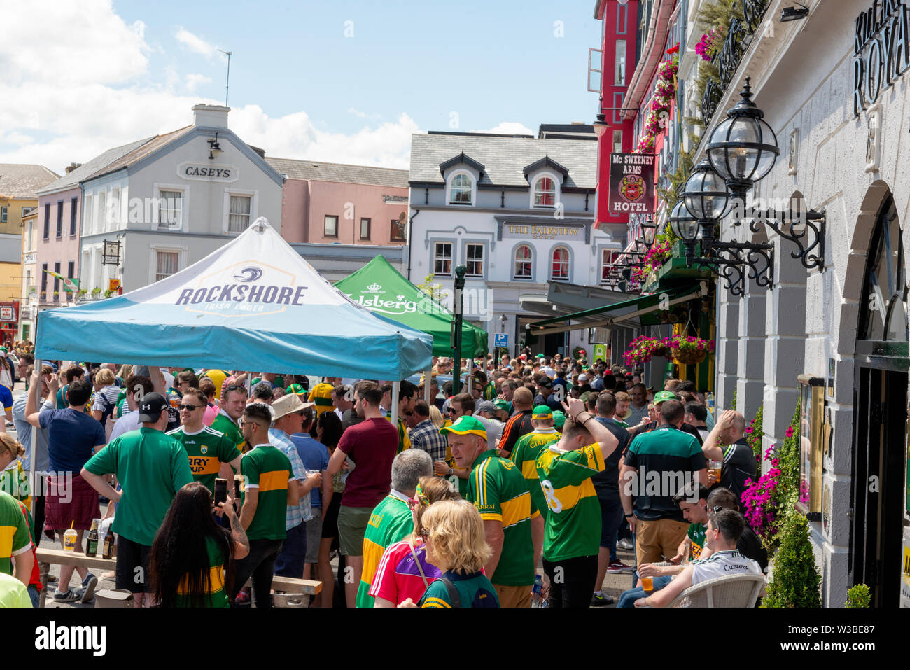 La ciudad de Killarney se llenó de aficionados al fútbol en un día de partido fuera del Killarney Royal Hotel, Killarney, Condado de Kerry, Irlanda Foto de stock