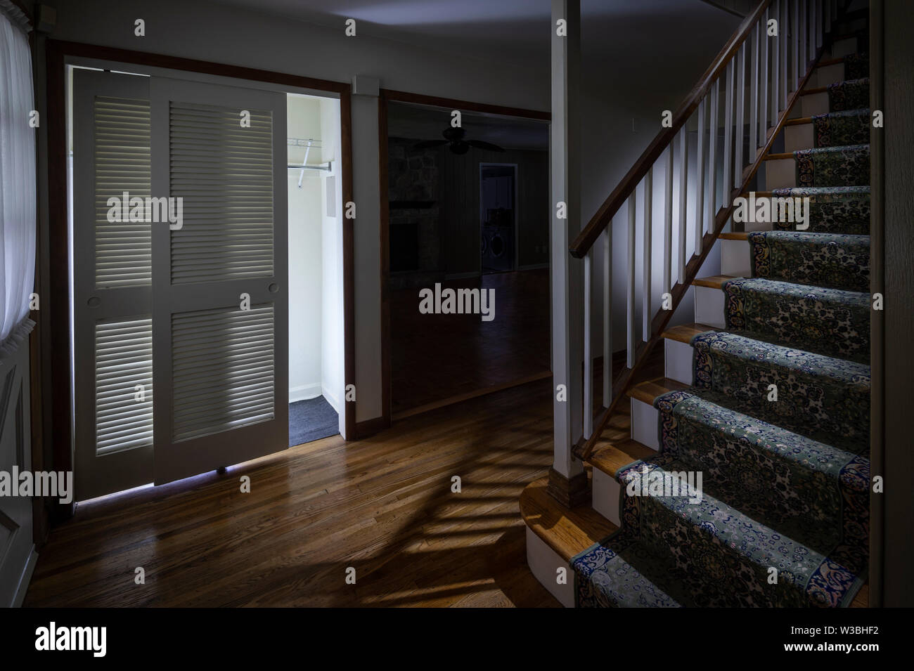 Escalofriante casa vacía con luces regulables Foto de stock