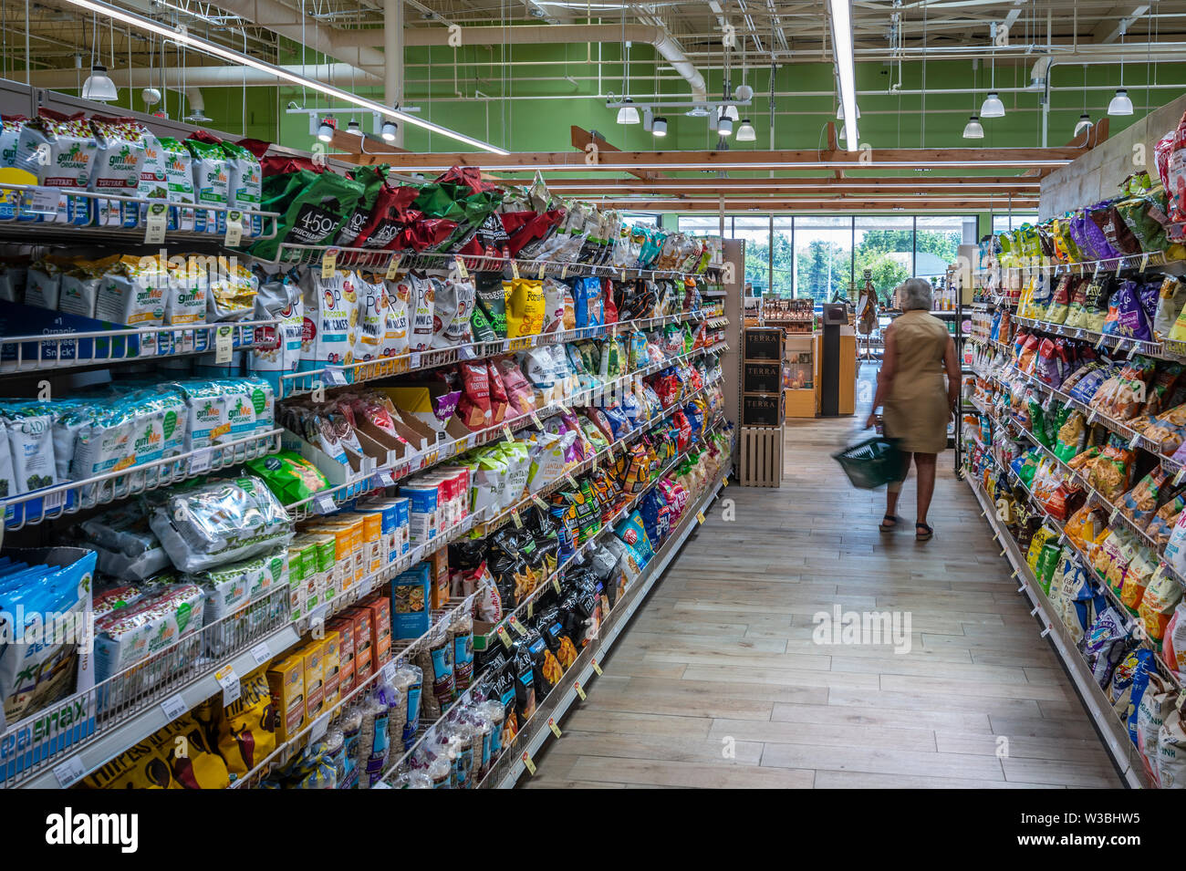 Anciana de compras en supermercado estadounidense, EE.UU. Foto de stock