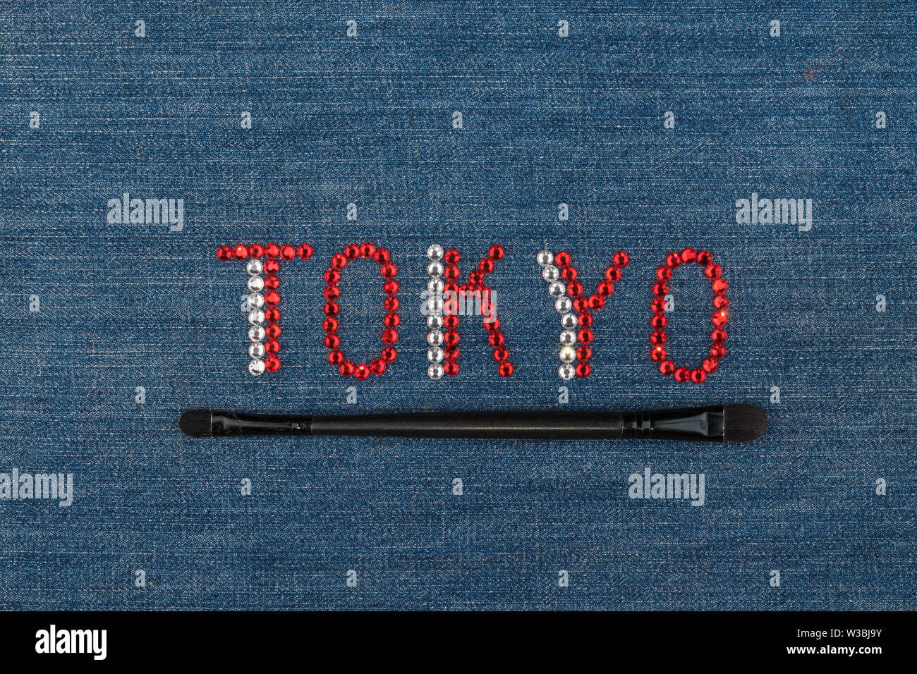 Inscripción de Tokio, incrustaciones de rhinestones sobre denim. Vista desde arriba. Ciudad de la moda, las compras, el turismo. Foto de stock