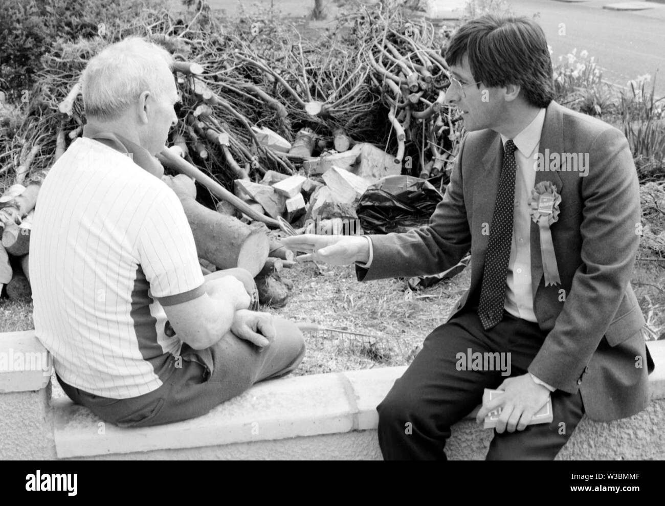 Rod Richards político conservador haciendo campaña en Barry, Gales del Sur, durante el 1989 por elección para el Valle de Glamorgan. Rod Richards murió el 13 de julio de 2019. Foto de stock
