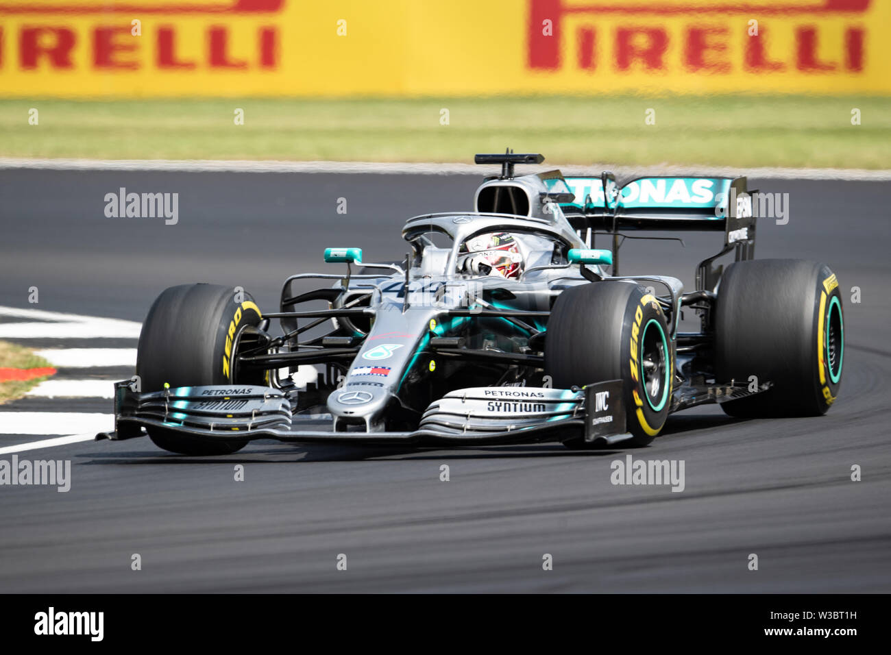 Silverstone, en el Reino Unido. El 14 de julio, 2019. Lewis Hamilton de  Mercedes en acción durante el día de la carrera de Fórmula 1 Grand Prix  Británico Rolex 2019 en el