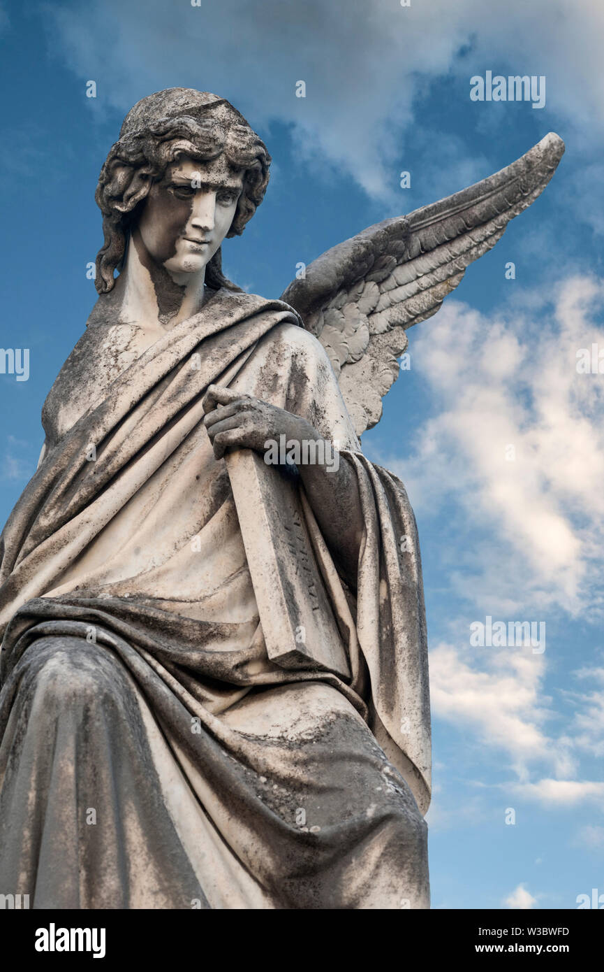 Ángel de mármol, símbolo de la pureza y la divina inocencia Foto de stock