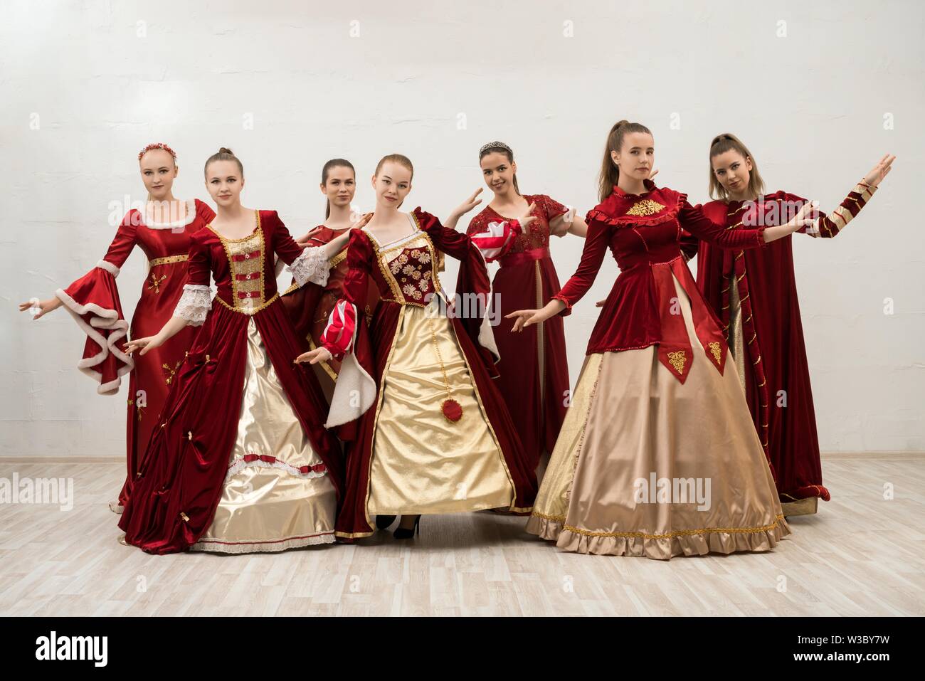 Grupo de mujeres hermosas ver vestidos de bola Fotografía de stock - Alamy