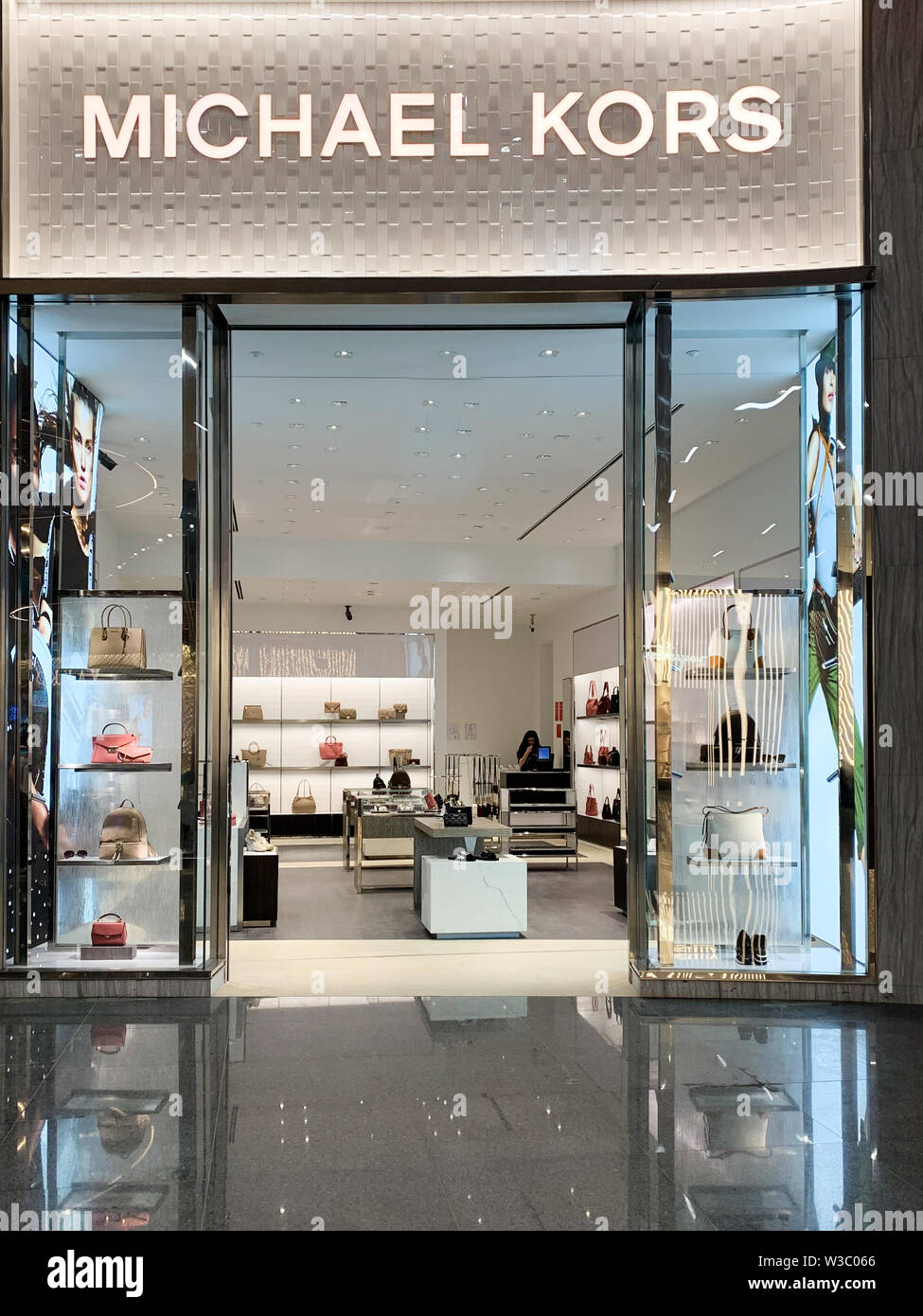 La moda americana sello llamado Michael Kors con su tienda, venta de bolsos y artículos de lujo. Estambul/ Turquía - abril de 2019 Foto de stock