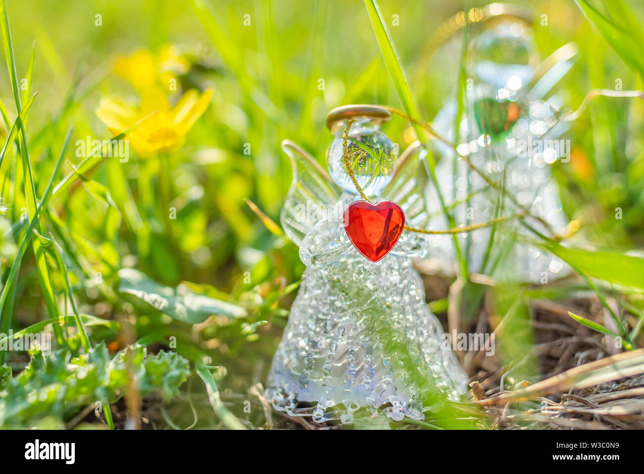 Dos Angeles Con Corazones Rojos Y Verdes En Manos Esta Entre El Brillante Cesped En El https www alamy es dos angeles con corazones rojos y verdes en manos esta entre el brillante cesped en el campo de primavera llamada al amor y el cuidado de la naturaleza el concepto de en image260263509 html