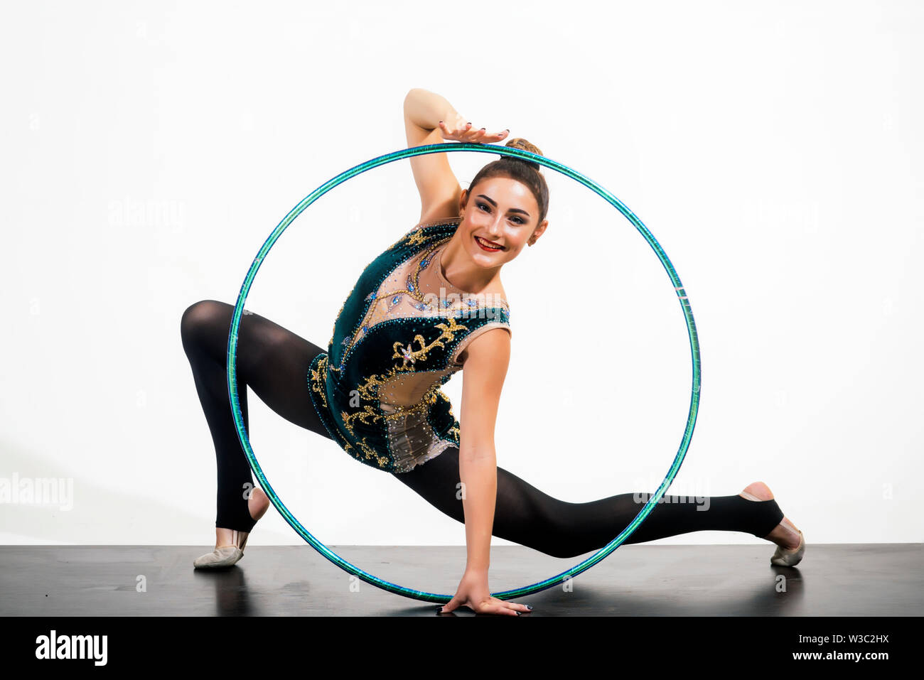 Hermosa Niña De Risa Con Un Aro De Gimnasia Rítmica. Fotos, retratos,  imágenes y fotografía de archivo libres de derecho. Image 51927762