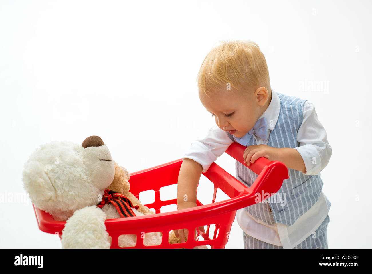 Compras para niños. Little Boy ir de compras con carro completo. Los ahorros en las compras. feliz infancia y cuidado. pequeño niño en juguetería. Es barg Fotografía de stock - Alamy
