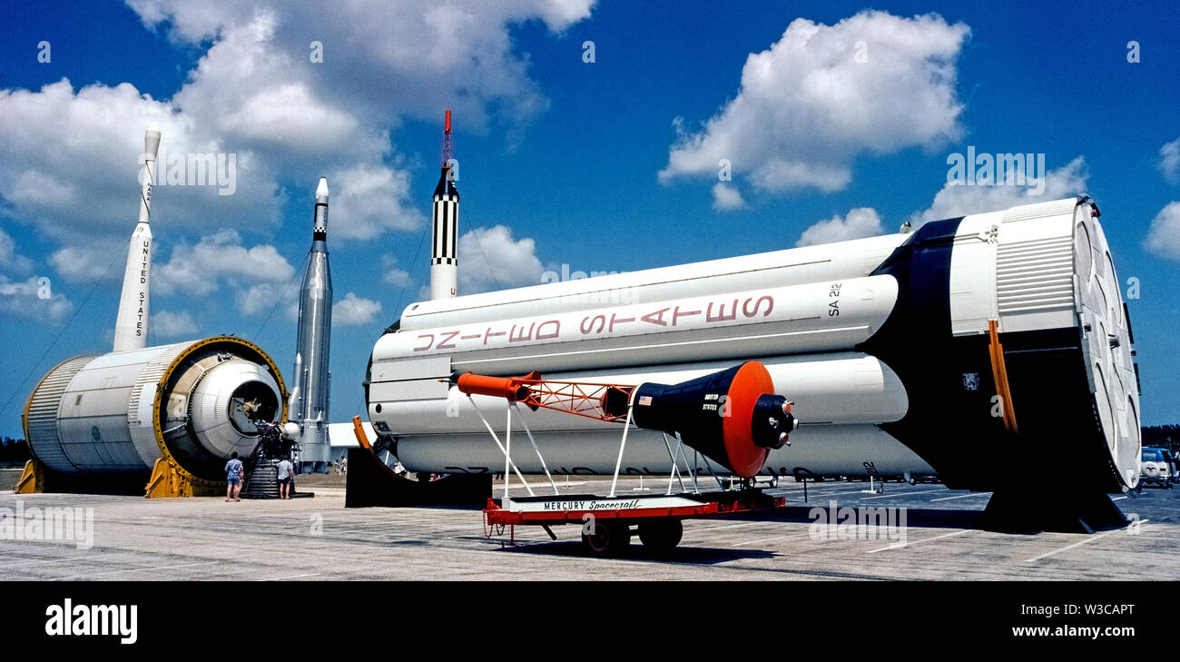 Una maqueta de una nave espacial Proyecto Mercurio, como el que se llevó el primer astronauta norteamericano en el espacio exterior en 1961, fue en la pantalla al aire libre, en el Centro Espacial Kennedy, cerca de Cabo Cañaveral en Florida, Estados Unidos, cuando se tomó esta fotografía 15 años más tarde. La cápsula en forma de cono es eclipsado por los cohetes de refuerzo en el fondo que se utiliza para lanzar diversas misiones espaciales. En la actualidad la cápsula Mercury original que tuvo Alan B. Shepard Jr. en su histórico vuelo se encuentra en el Smithsonian National Air and Space Museum en Washington, D.C. fotografía histórica. Foto de stock
