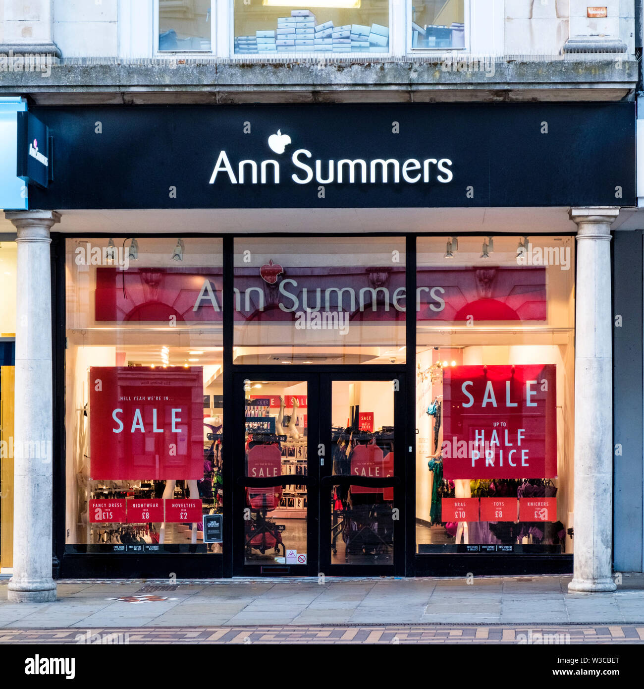 Ann summers store shop fotografías e imágenes de alta resolución - Alamy