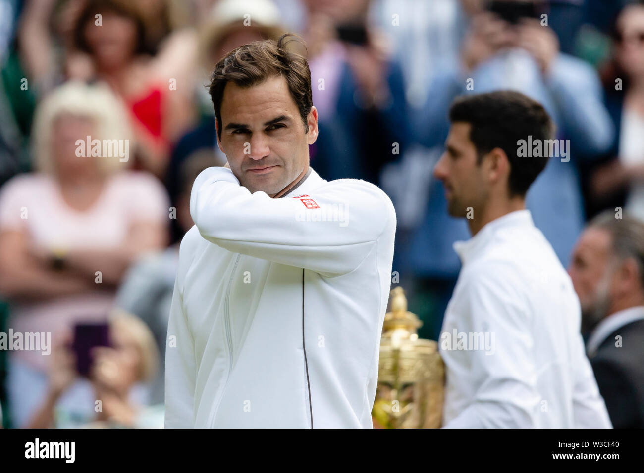 Londres, Reino Unido, 14 de julio de 2019: Roger Federer de Suiza está en acción durante la final masculina de Wimbledon 2019 en el All England Lawn Tennis y Croquet Club en Londres. Crédito: Frank Molter/Alamy Live News Foto de stock