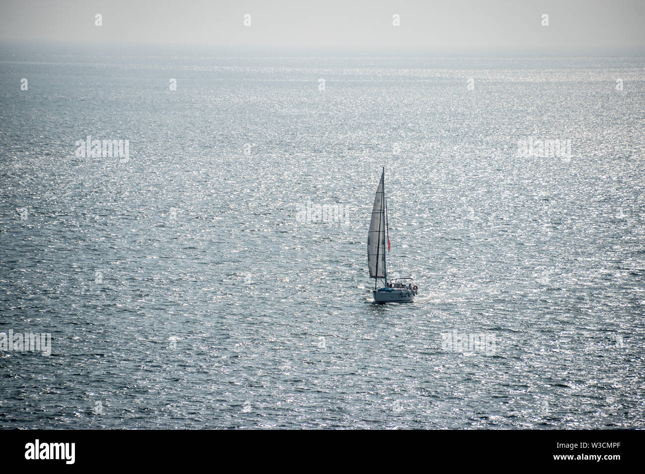 Un solitario único velero en el Océano Atlántico frente a la costa de Lisboa, Portugal. Foto de stock