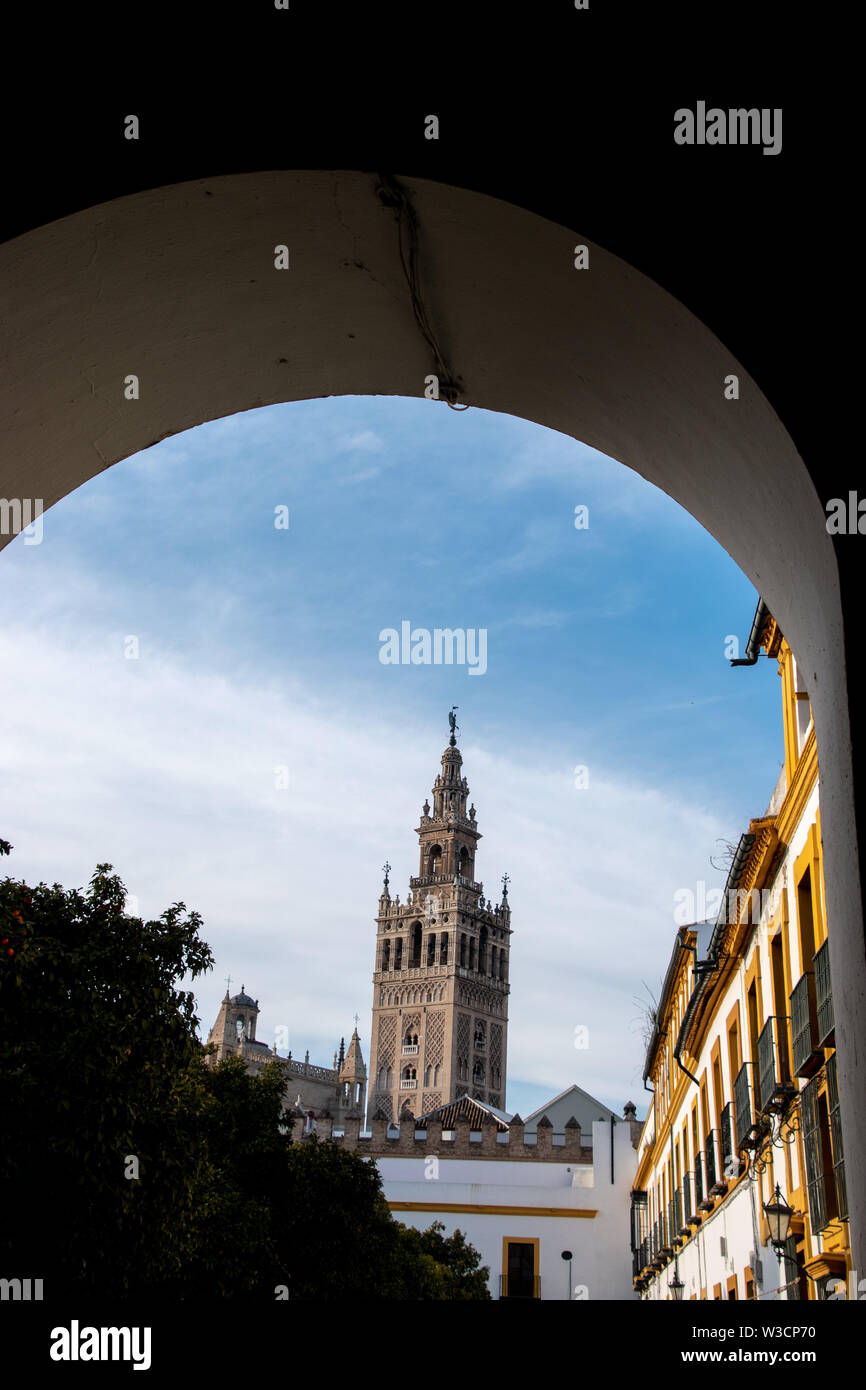 Una vista de la Giralda, la torre del campanario de la Catedral de Sevilla, y los únicos restos del minarete de la Mezquita Mayor de Sevilla, España. Foto de stock
