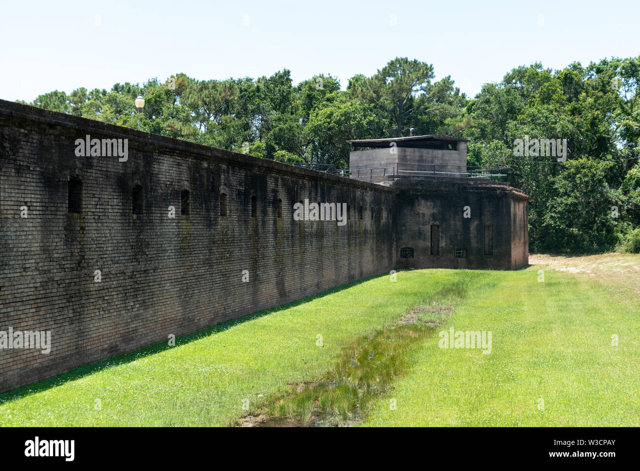 Ganancias de las murallas del fuerte construido para defender la bahía Mobile Bay y fue utilizada en la Guerra Civil Foto de stock