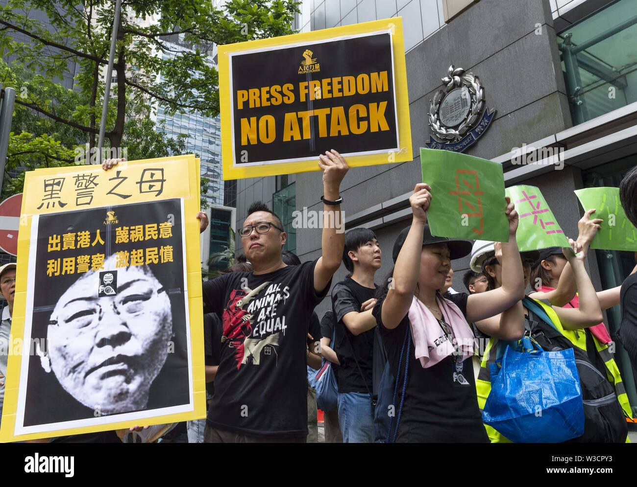 El 14 de julio de 2019, Hong Kong, China: marcha silenciosa en Hong Kong para parar la violencia y defender la libertad de prensa se ve prensa, estudiantes de periodismo y sus educadores tanto en el pasado como en la actualidad se reúnen para protestar. Los manifestantes fuera de la Sede de la policía.La multitud vestía todo de negro, en una muestra de solidaridad. Crédito: Jayne Russell/Zuma alambre/Alamy Live News Foto de stock