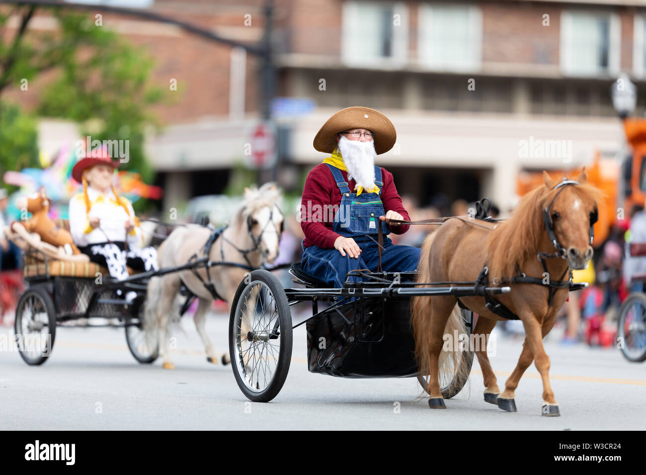 Louisville, Kentucky, USA - Mayo 2, 2019: el desfile de Pegasus, las mujeres se visten como personajes de toy story, montando carruajes tirados por ponys durante la parad Foto de stock