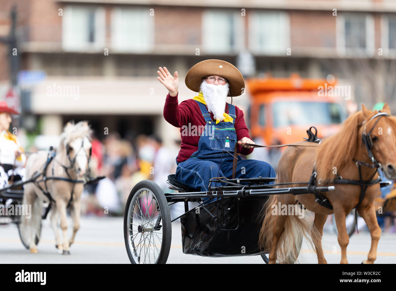 Louisville, Kentucky, USA - Mayo 2, 2019: el desfile de Pegasus, las mujeres se visten como personajes de toy story, montando carruajes tirados por ponys durante la parad Foto de stock