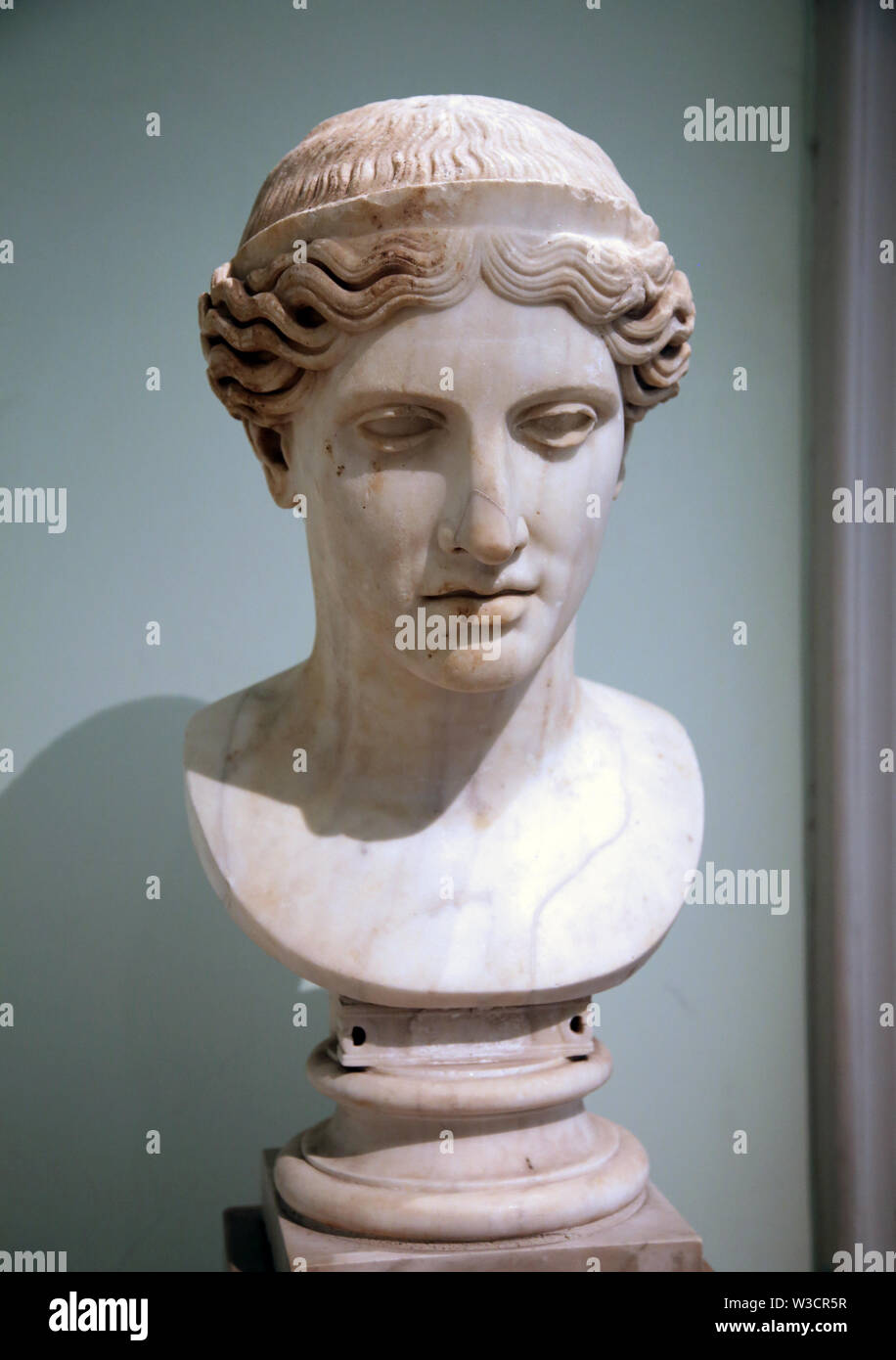 Busto de Artemis, el Hera Farnese Ariccia (tipo). Copia Hadrianic (130-140 AD) de un original griego de Polycleitus. El Museo de Nápoles, Italia. Foto de stock