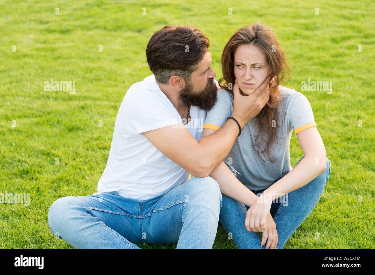 Malentendido en relación. problema de relaciones pareja. hombre barbado hipster manifestar agresión a malestar chica. La familia psicólogo. La agresión y la violencia doméstica. El uso de la fuerza física Fotografía de Malentendido en relación. problema de relaciones pareja. hombre barbado hipster manifestar agresión a malestar chica. La familia psicólogo. La agresión y la violencia doméstica. El uso de la fuerza física Fotografía de