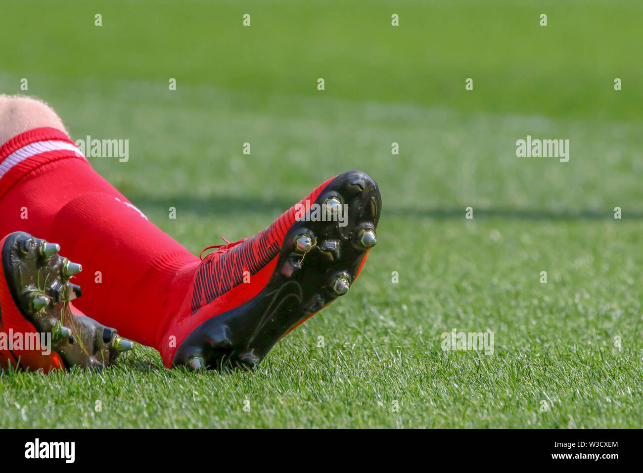 Futbolista vestidos de rojo botas de fútbol Nike descansa sobre campo de  fútbol después de ser intercambiadas. Sólo para uso editorial Fotografía de  stock - Alamy