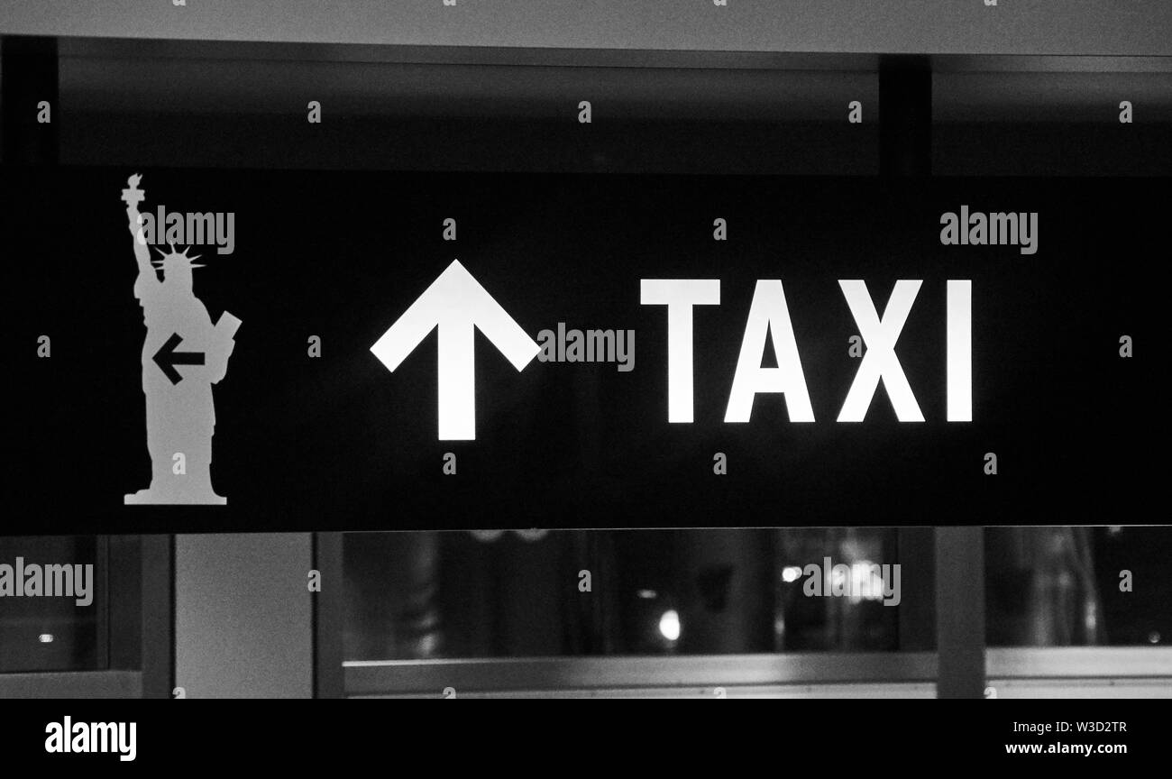 Taxi y la estatua de la libertad y de la calle puntero firmar en Nueva York Foto de stock