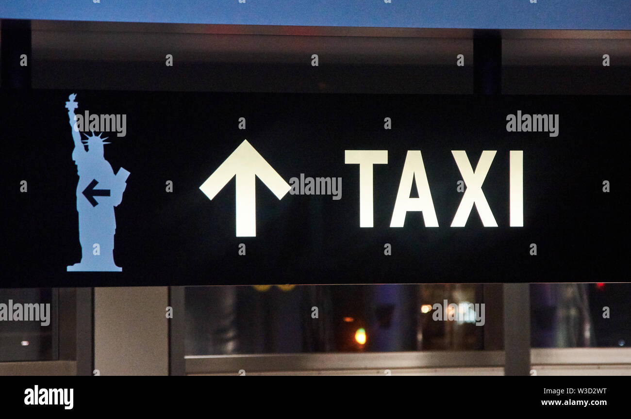 Taxi y la estatua de la libertad y de la calle puntero firmar en Nueva York Foto de stock
