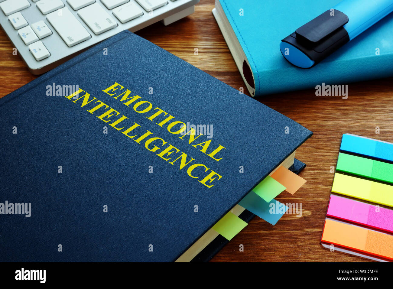 Guía de Inteligencia Emocional y blocs de notas en la oficina. Foto de stock