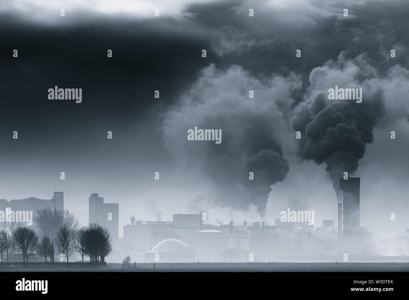 Una planta química contaminando el aire y provocando el aumento de las temperaturas y el calentamiento global - Los Países Bajos Foto de stock