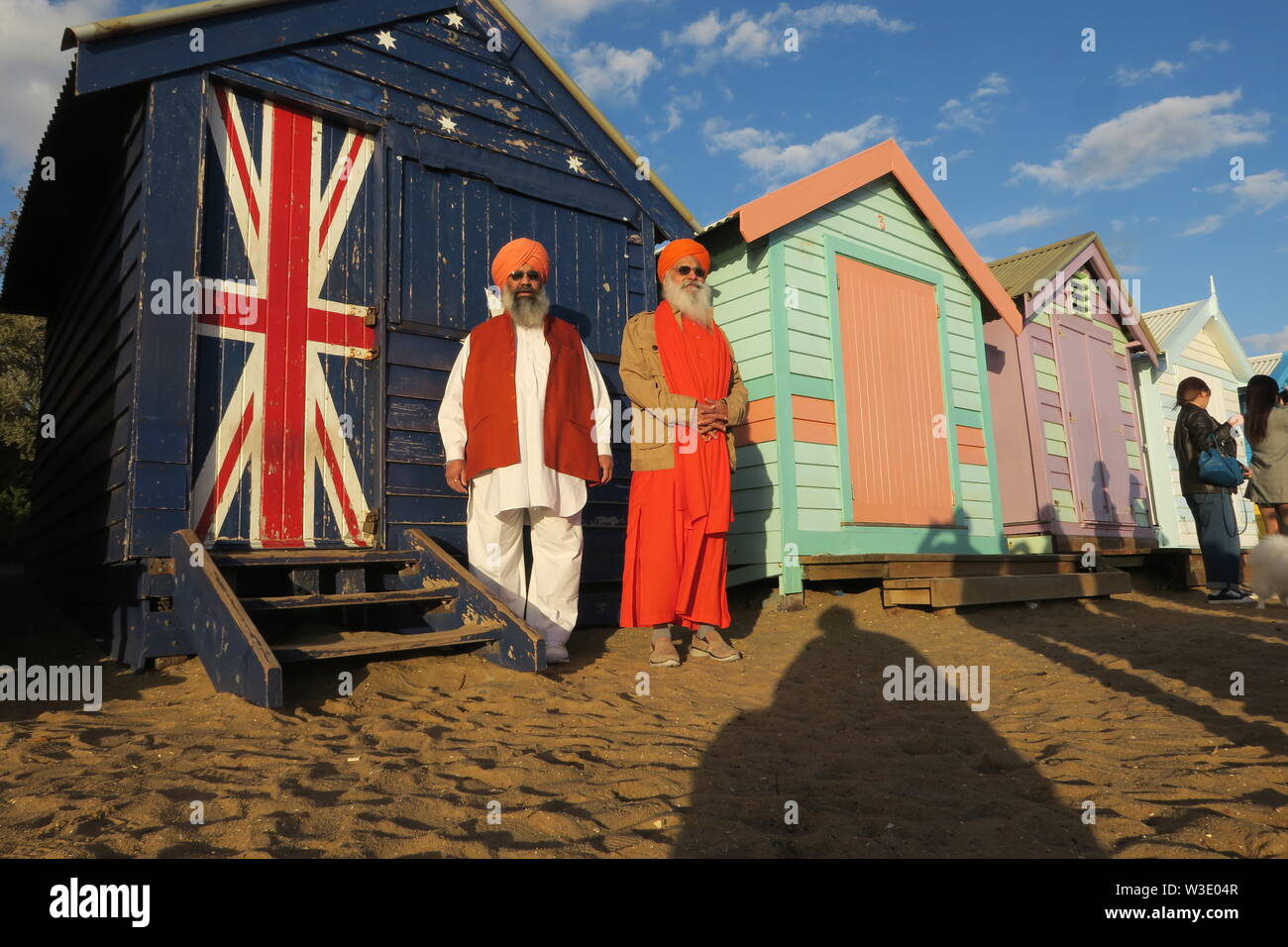 Melbourne Australia multicultural . Los cuadros de Brighton Beach atraen a una diversa colorida muchedumbre. Foto de stock