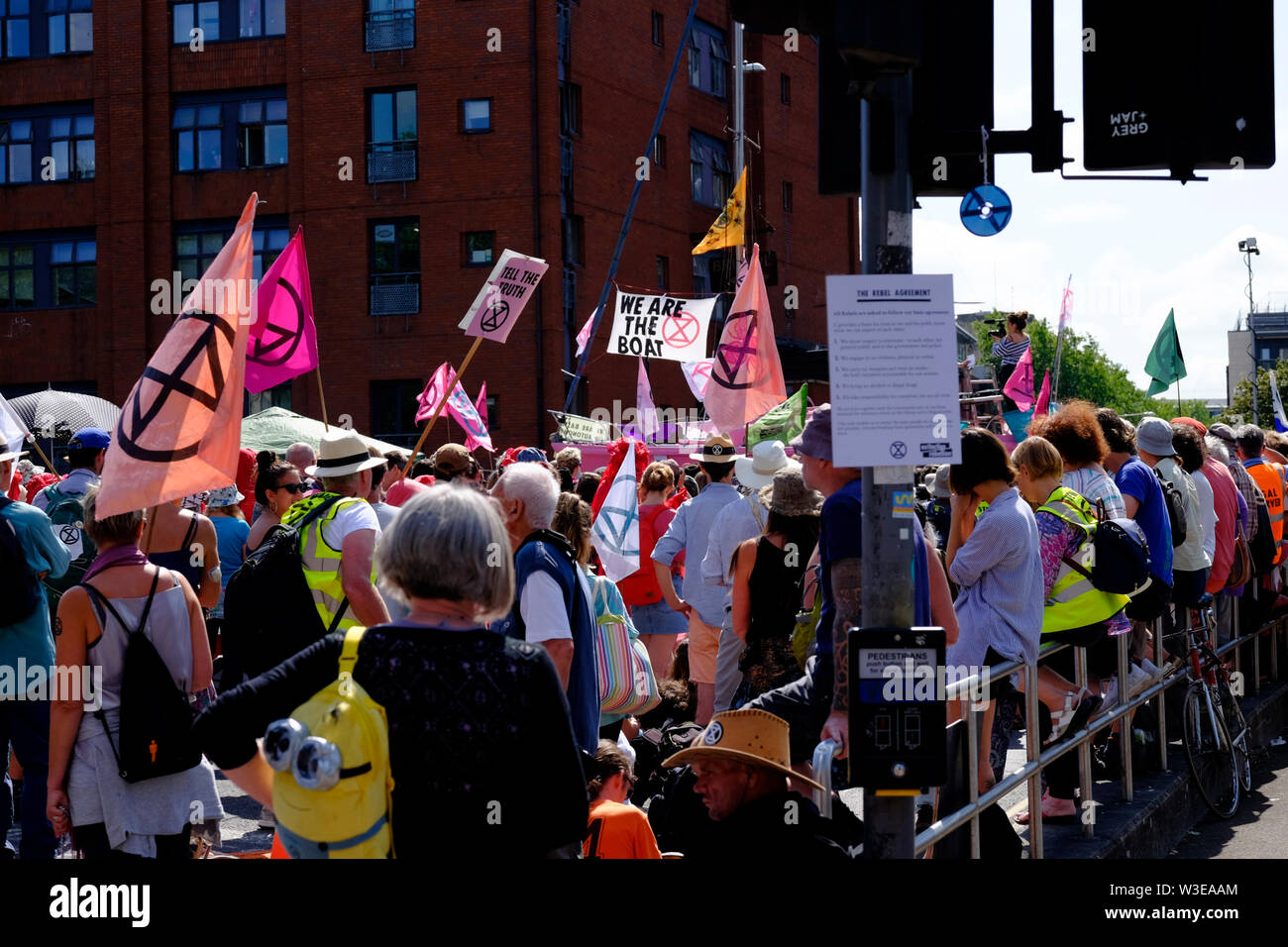Bristol, Reino Unido, 15 de julio de 2019. Como parte de la extinción movimiento de rebelión alzamiento de verano un grupo de Bristol han ocupado el puente en el centro de la ciudad. La protesta es sensibilizar acerca de la velocidad del cambio climático y de la falta de acción para detenerla. Los manifestantes han trabajado con agencias locales para asegurar un seguro y la protesta pacífica, la policía están presentes y desviaciones en el lugar. Están previstas nuevas ocupaciones en toda la ciudad esta semana. Crédito: Mr Standfast / Alamy Live News Foto de stock